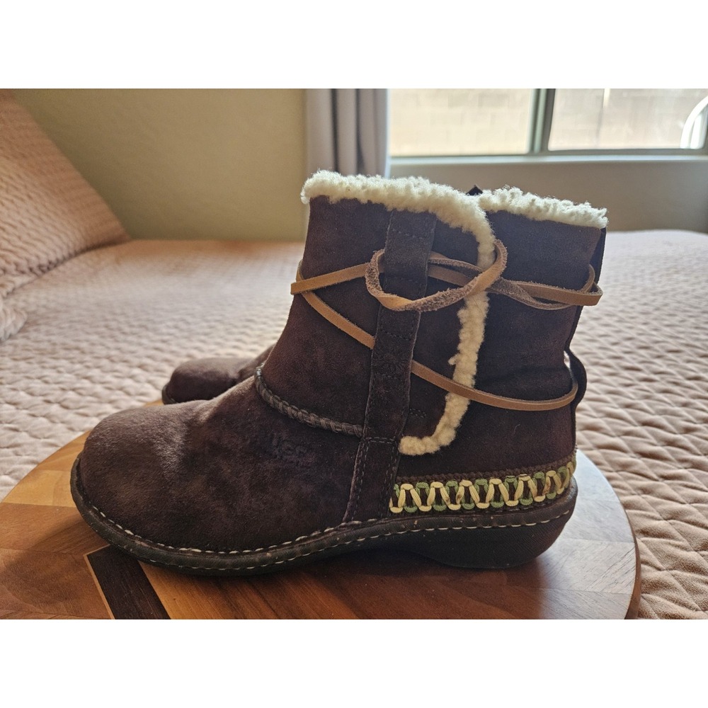 NWOB UGG Women's Cove Leather Ankle Boots Brown Suede Sheepskin Lining, Sz. 10